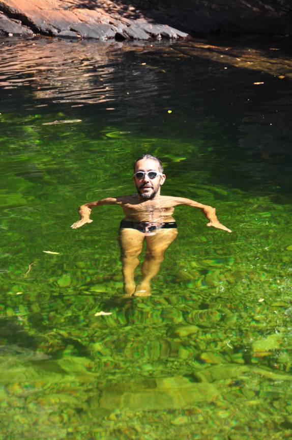 Nadando no poço de águas esverdeadas da Cachoeira do Paraíso, em Natividade - TO